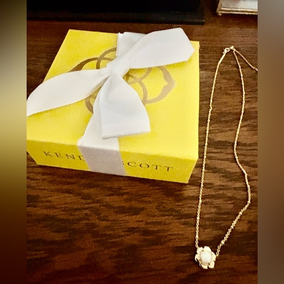 Kendra Scott Susie Gold Pendant Necklace in White Kyocera Opal - Picture 14 of 16